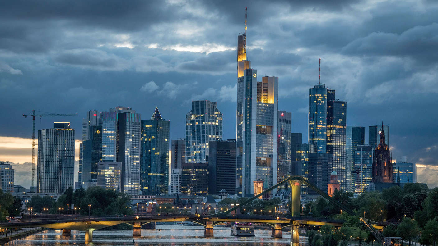 Frankfurter Skyline bei Dämmerung