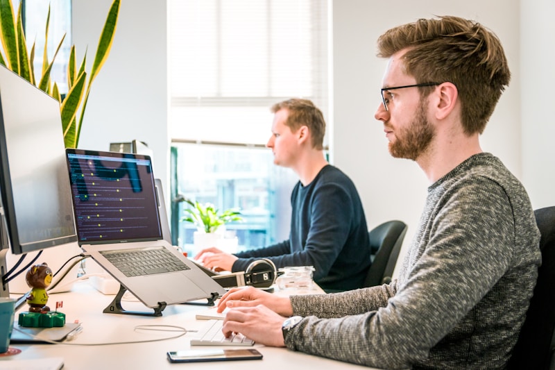 Team bei der Planung einer Salesforce-Lösung